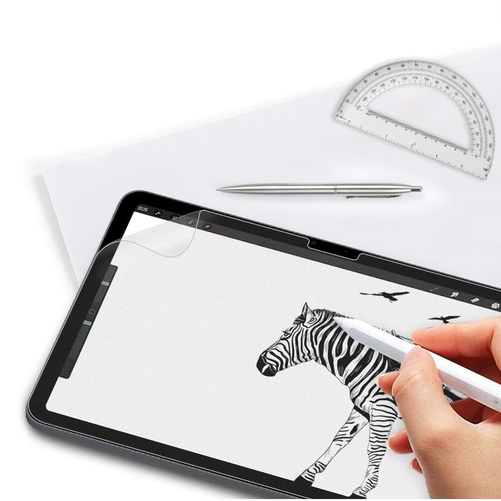 Elde tablet ekranında zebra çizimi, yanında kalem, kağıt ve iletki.