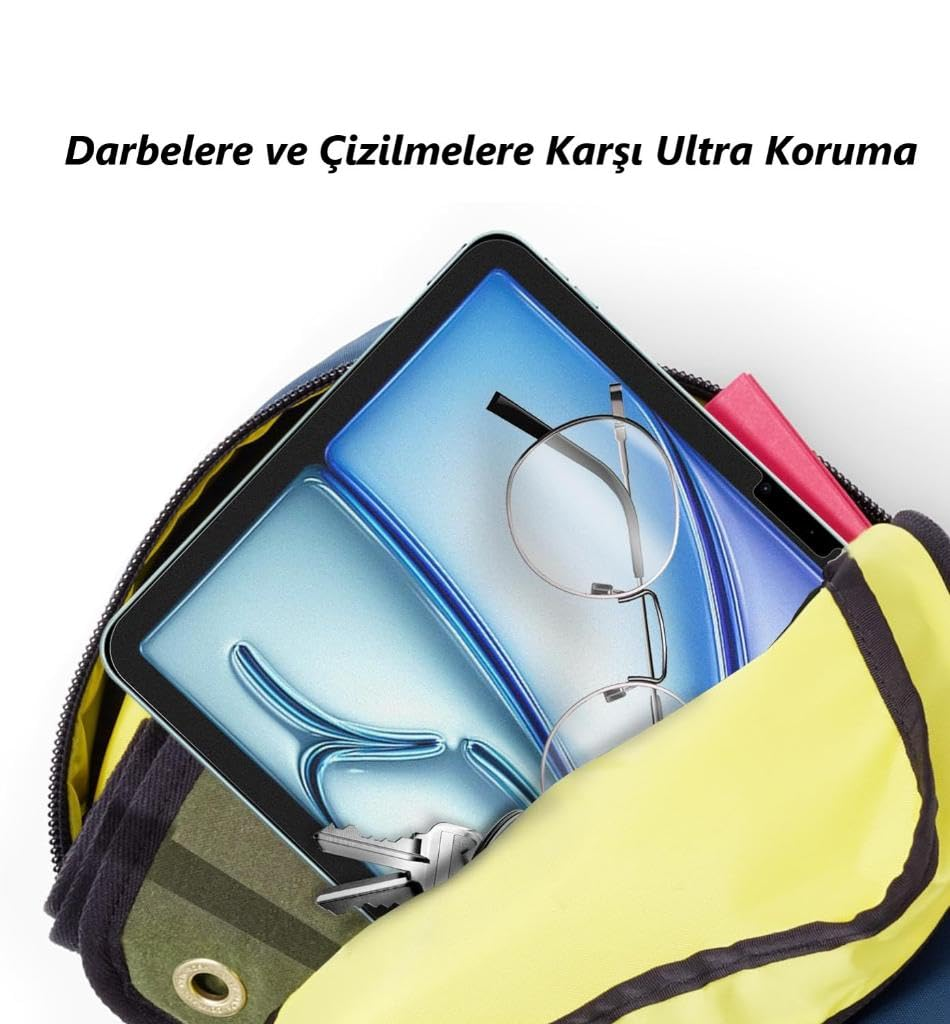Renkli bir çanta içinde koruma kılıflı tablet, gözlük ve anahtarlar.
