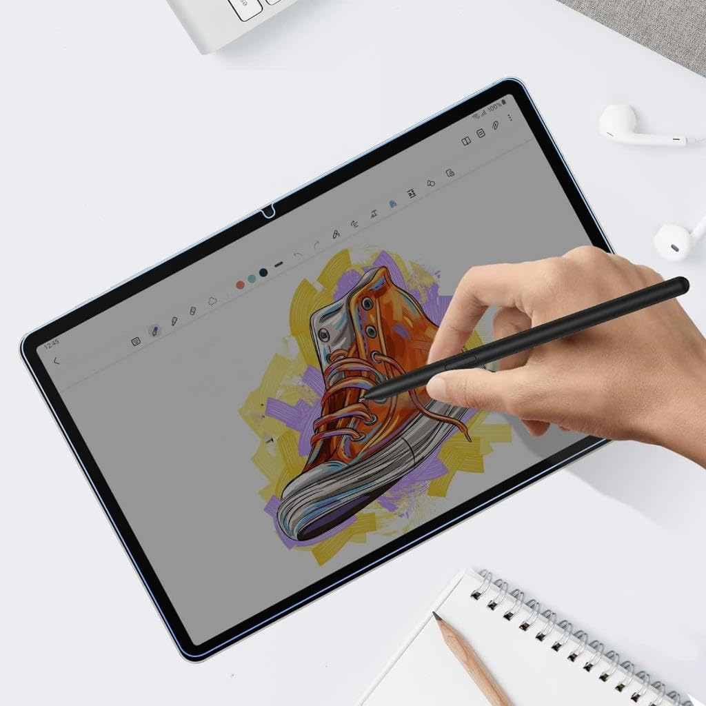 Bir el, tablette kalem kullanarak turuncu spor ayakkabı çiziyor.