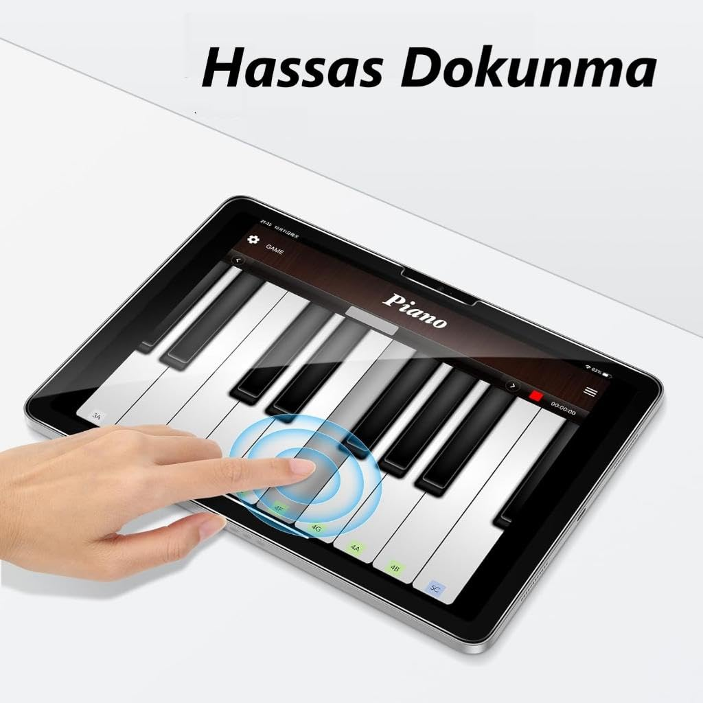 Bir elde tablet üzerinde piyano uygulaması, mavi dalgalarla.