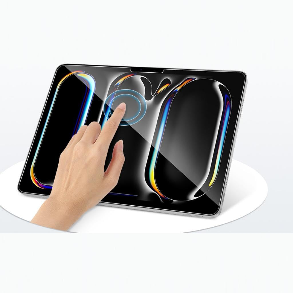 Beyaz bir zeminde renkli yansımaları olan siyah bir tablet ekranına dokunan bir el.