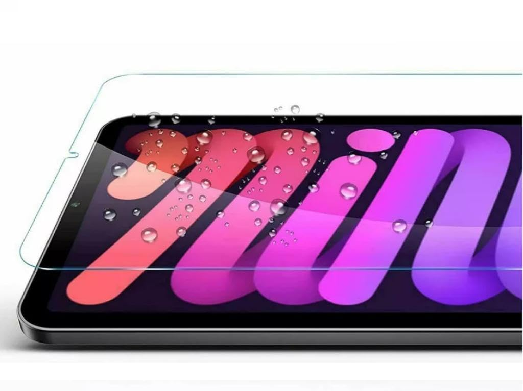 Renkli bir arka plan önünde, üzerinde su damlaları olan cam ekran koruyuculu bir tablet.