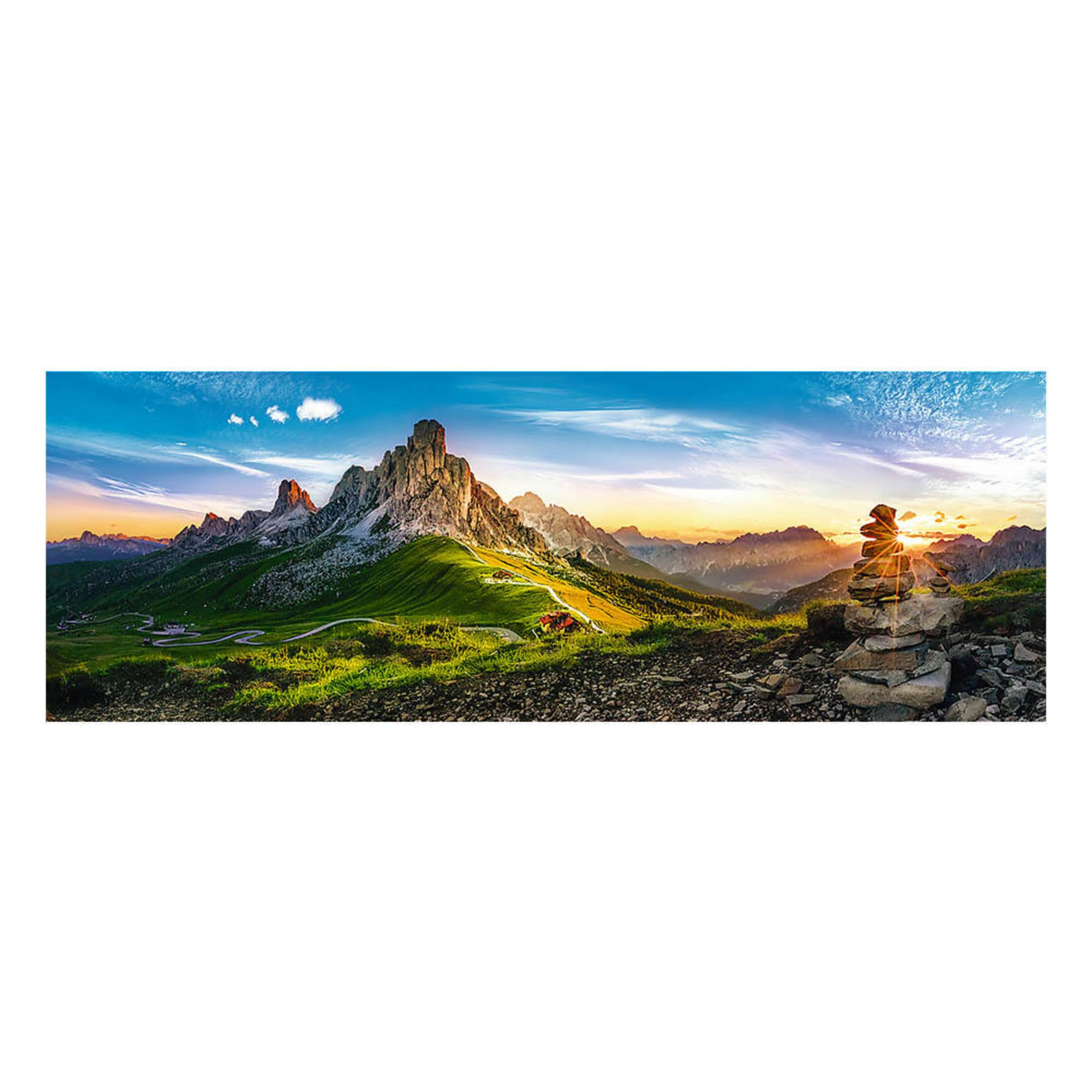 Vista panorámica de las Dolomitas italianas al atardecer con un montón de piedras en primer plano.