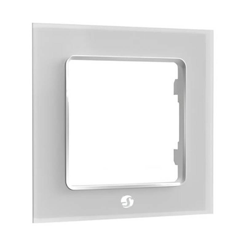 Un marco de interruptor blanco y cuadrado con un borde interior plateado y un logotipo en la parte inferior.