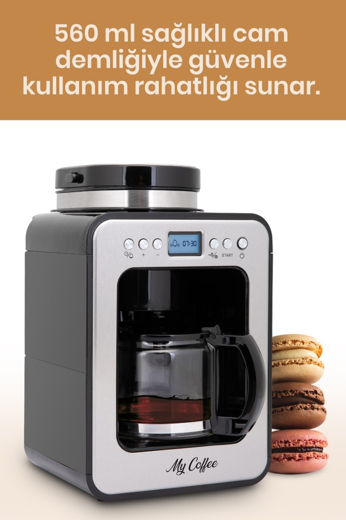 Cam demlikli siyah ve gümüş kahve makinesi, üç renkli makaronun yanında duruyor.
