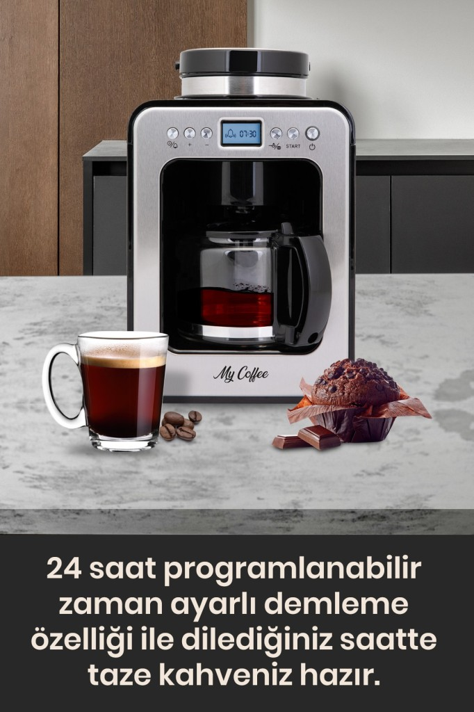 Tezgahta bir kahve makinesi, önünde bir fincan kahve, kahve çekirdekleri ve çikolatalı kek.