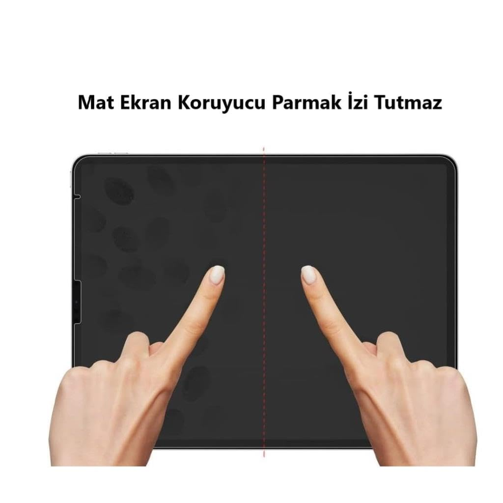 Mat ekran koruyucu parmak izi bırakmaz, iki elle bir tablet üzerinde gösteriliyor.