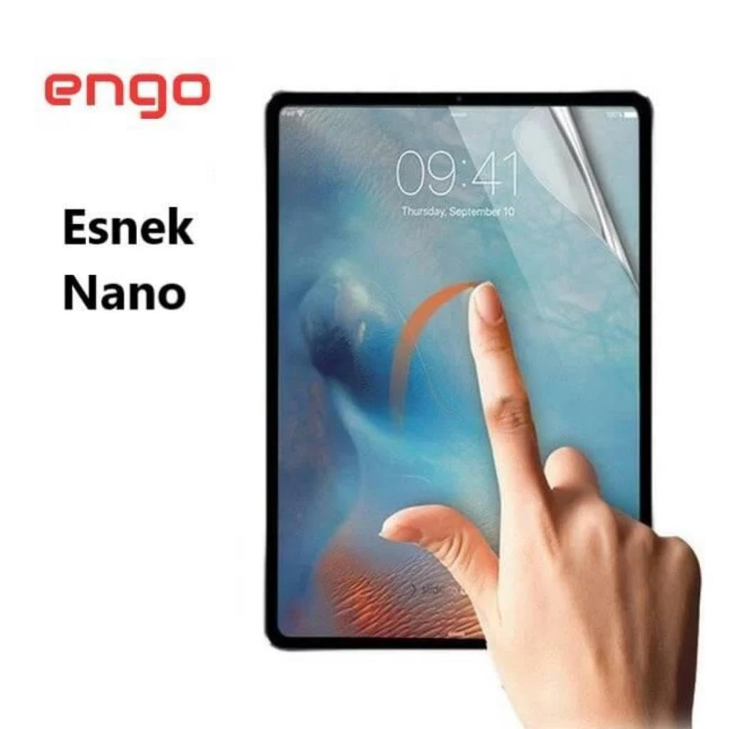 Koruyucu film takılı bir tablet ekranına dokunan el, yanında engo Esnek Nano yazısı.