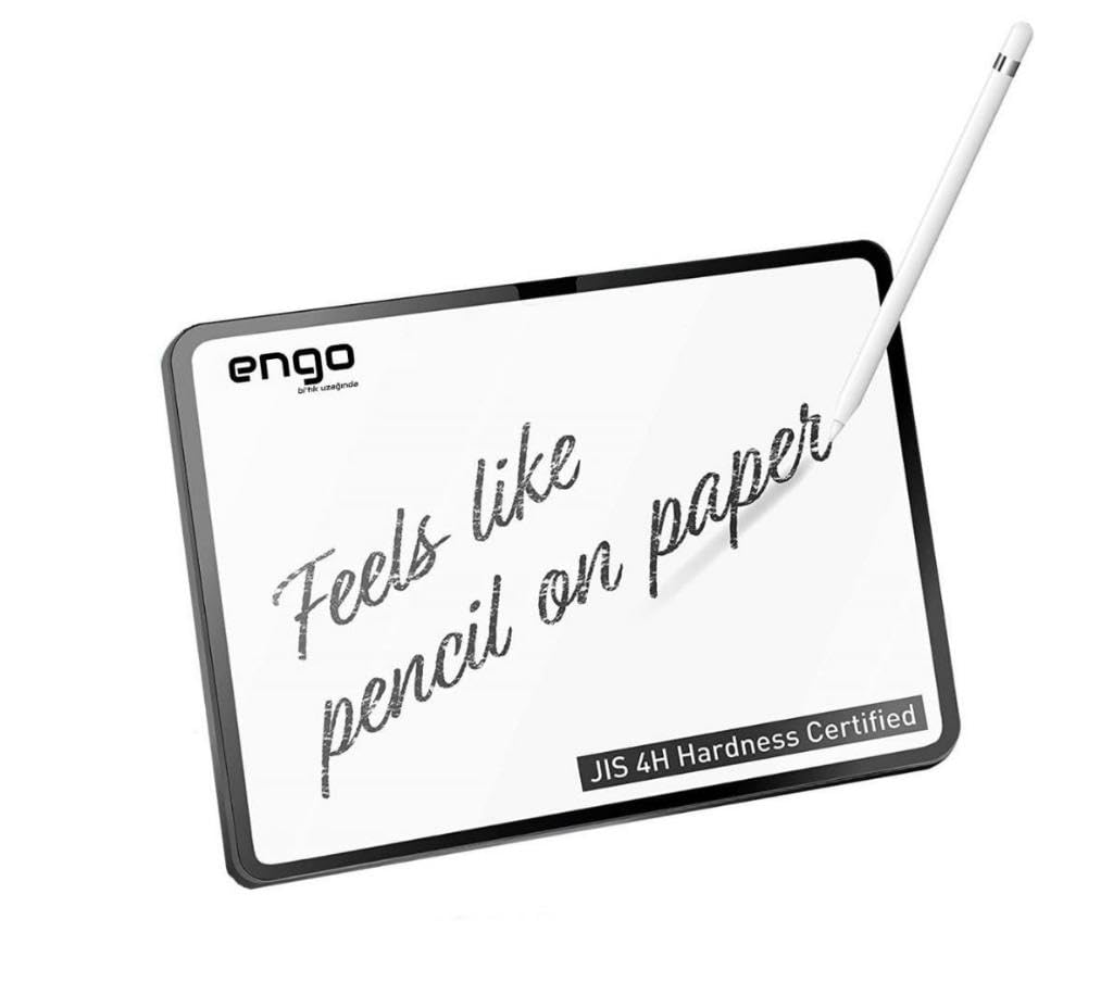 Ekranında metin bulunan bir tablet ve beyaz arka plan üzerinde üzerinde duran beyaz bir stylus kalem.