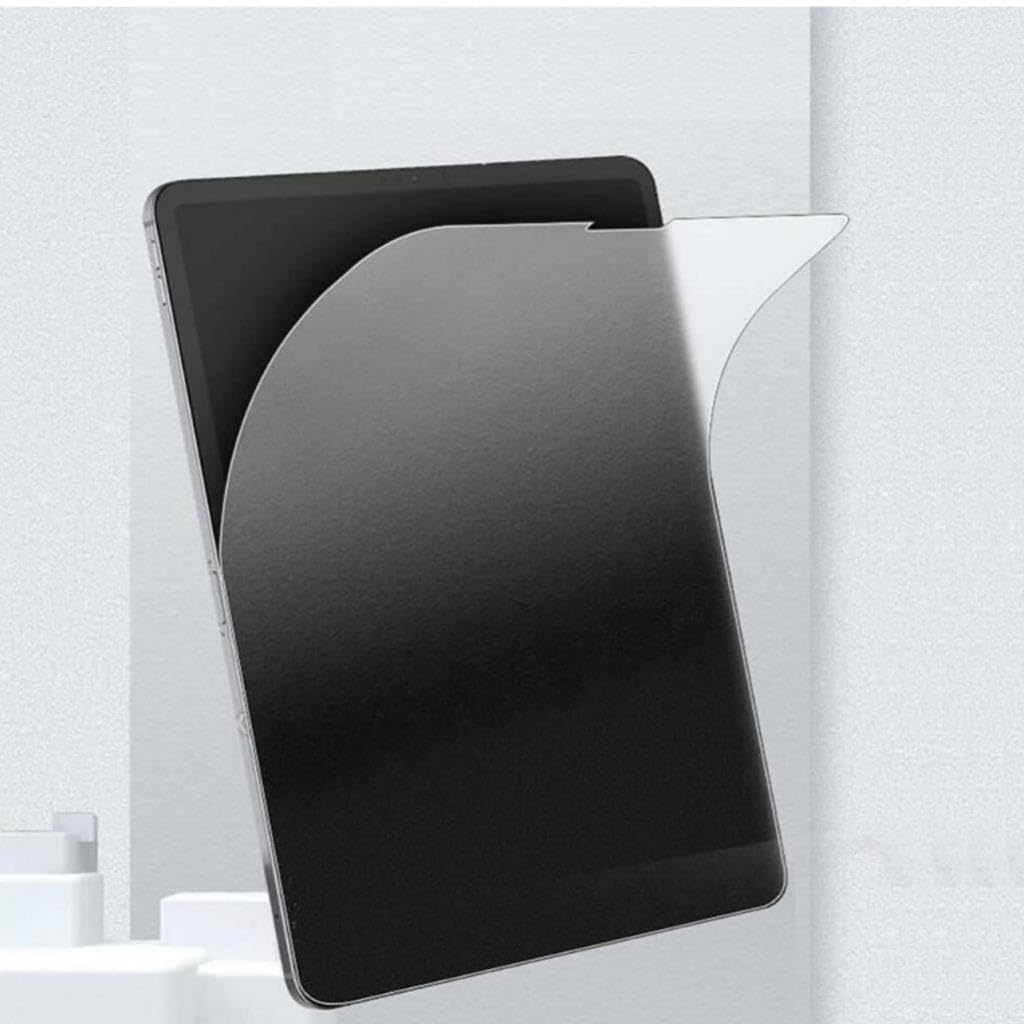 Gri arkaplanda siyah bir tablet ekranından kısmen soyulmuş mat bir ekran koruyucu.