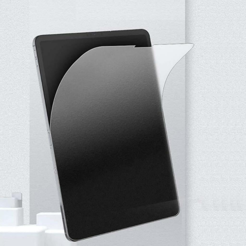 Mat bir ekran koruyucu film, beyaz bir arka plan önünde tablet ekranından kısmen soyuluyor.