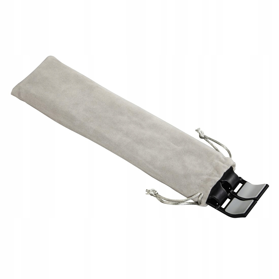 Una bolsa de terciopelo gris con cordón y un soporte de metal negro que sale de la abertura sobre fondo blanco.