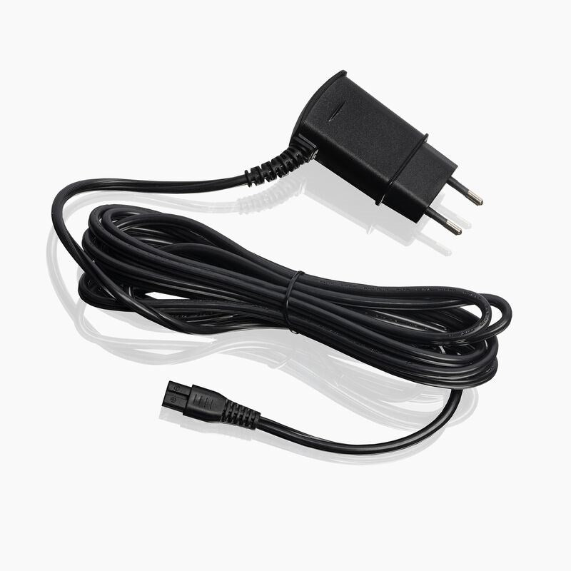 Un adaptador de corriente negro con un cable largo sobre fondo blanco.