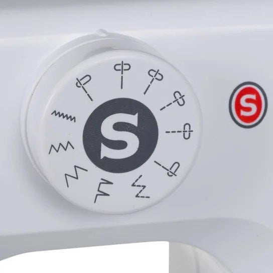 Ein weißer Singer Nähmaschineneinstellknopf mit schwarzem Logo und Stichsymbolen auf einer weißen Maschine.