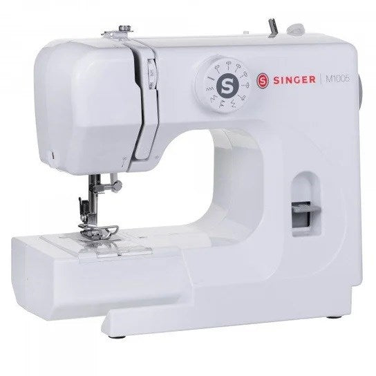 Eine weiße Singer M1005 Nähmaschine vor weißem Hintergrund.