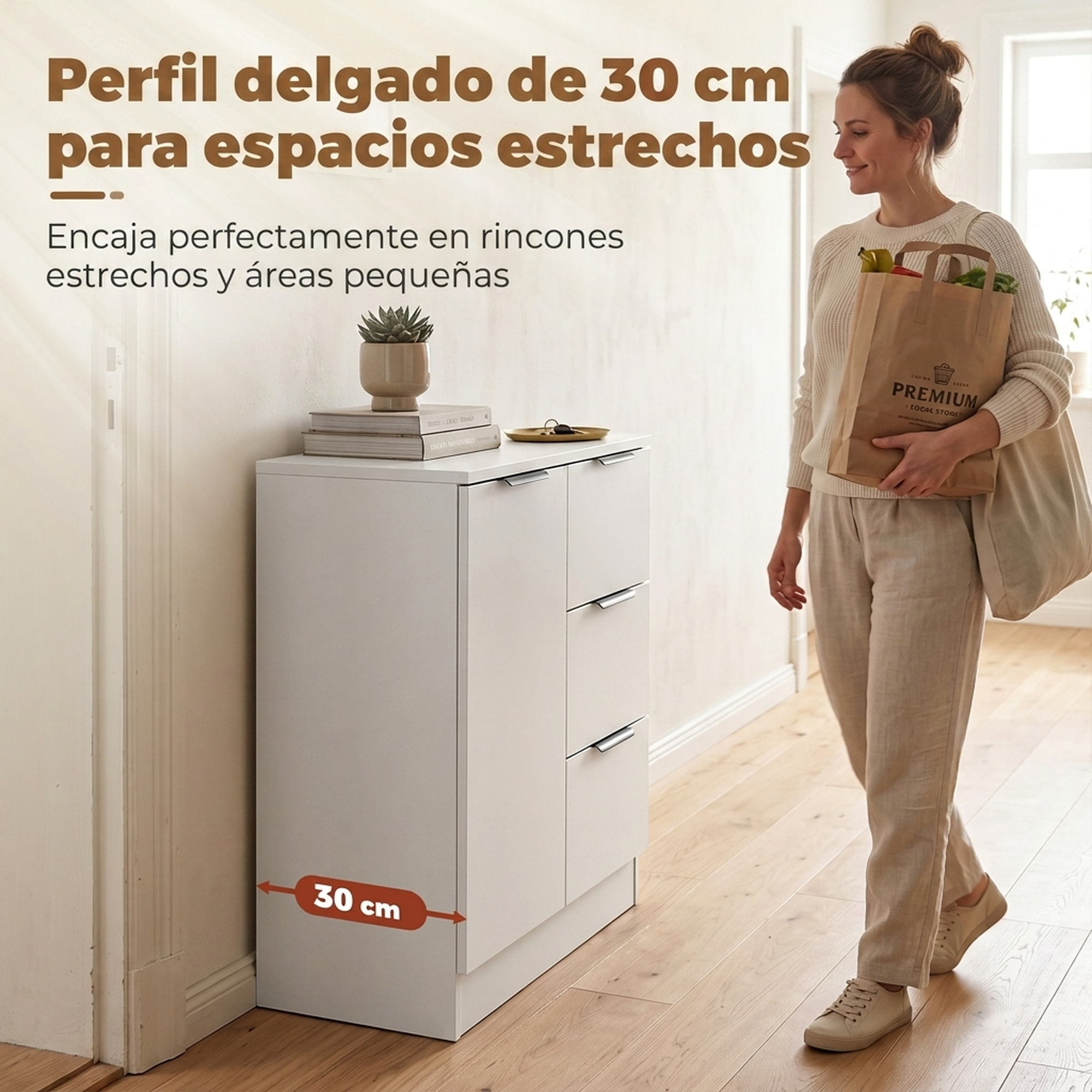 Una mujer con bolsa de compras camina en un pasillo junto a un armario blanco delgado de 30 cm de profundidad.