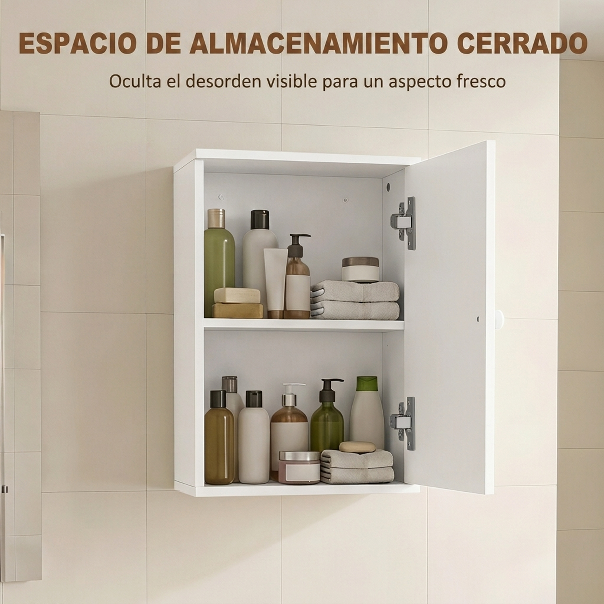 Un armario de pared blanco con la puerta abierta, lleno de artículos de aseo sobre azulejos beige.
