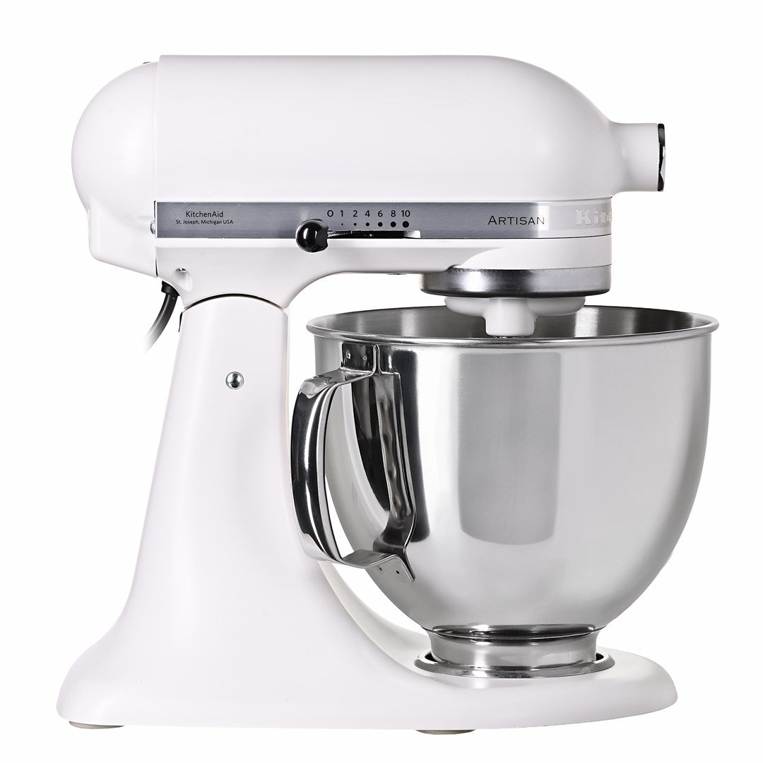 Una planetaria KitchenAid Artisan bianca con ciotola in acciaio inossidabile lucido su sfondo bianco.