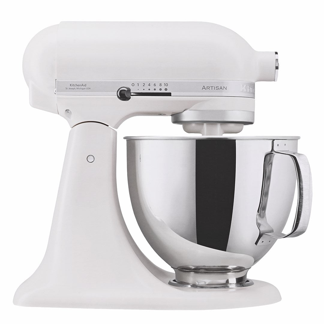 Una impastatrice planetaria bianca KitchenAid Artisan con ciotola in acciaio inossidabile su sfondo bianco.