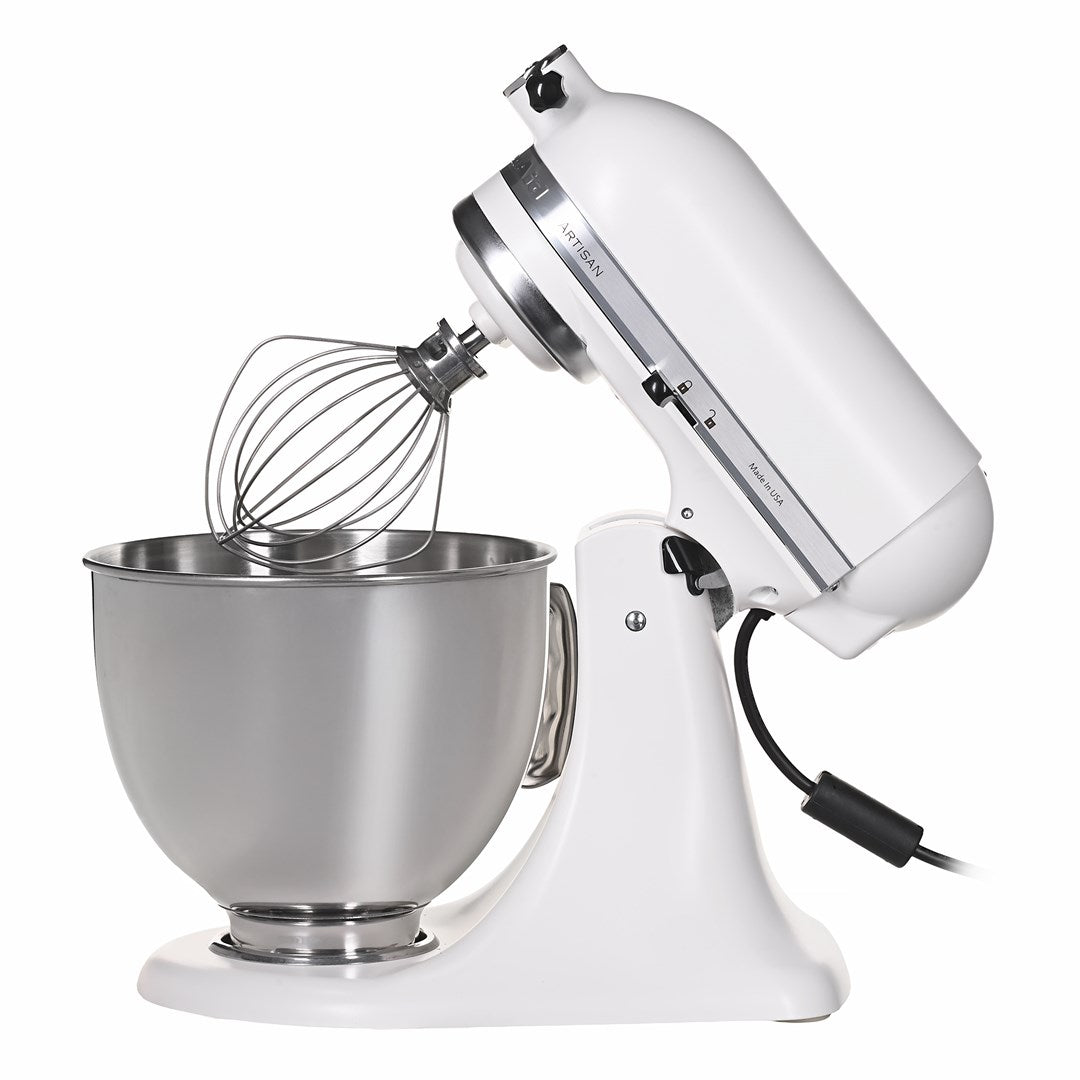 Un mixer da tavolo KitchenAid Artisan bianco con ciotola in acciaio inossidabile e frusta a filo.