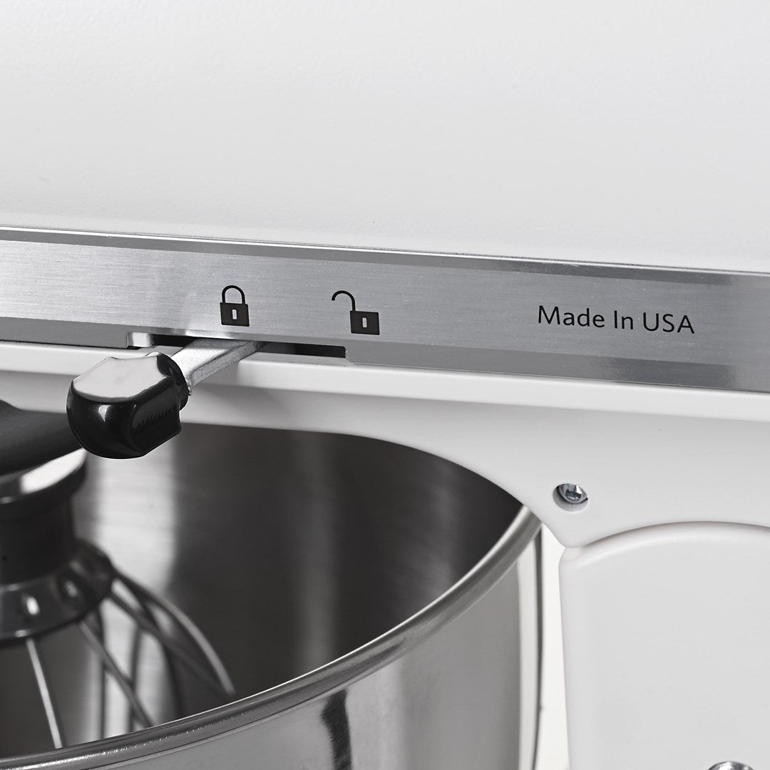 Primo piano di un meccanismo di sollevamento del mixer con icone di blocco e testo Made In USA.