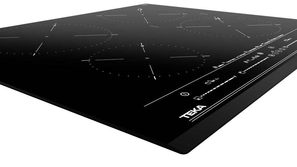 Placa de inducción Teka negra con controles táctiles y cuatro zonas de cocción vista desde un ángulo.