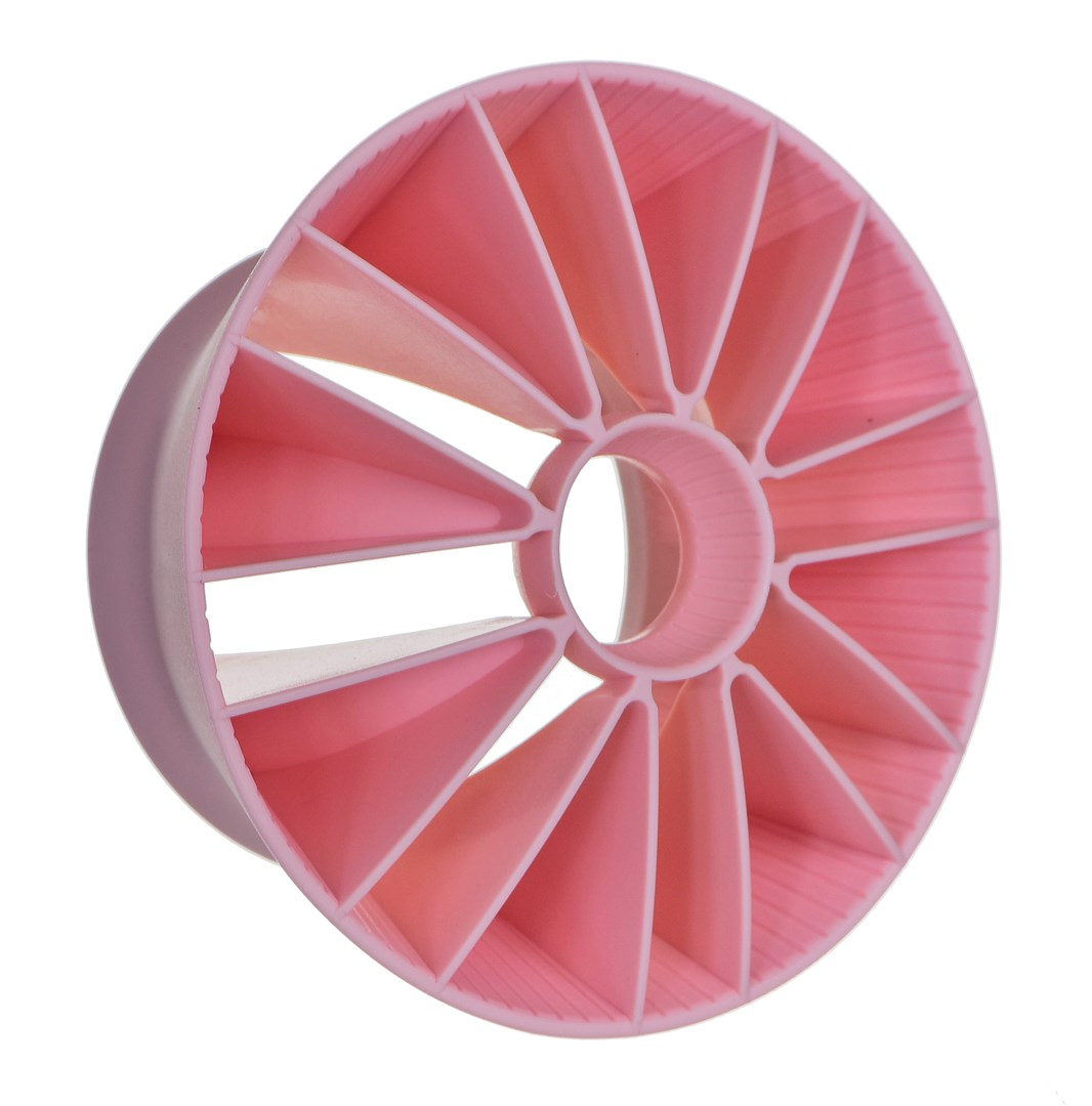 Une bobine en plastique rose vide avec des rayons et un trou central, isolée sur un fond blanc.