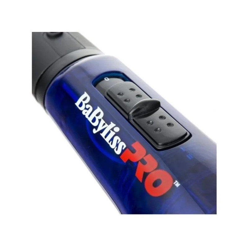 Primo piano di un ferro per capelli BaByliss PRO blu con interruttore nero e logo rosso.