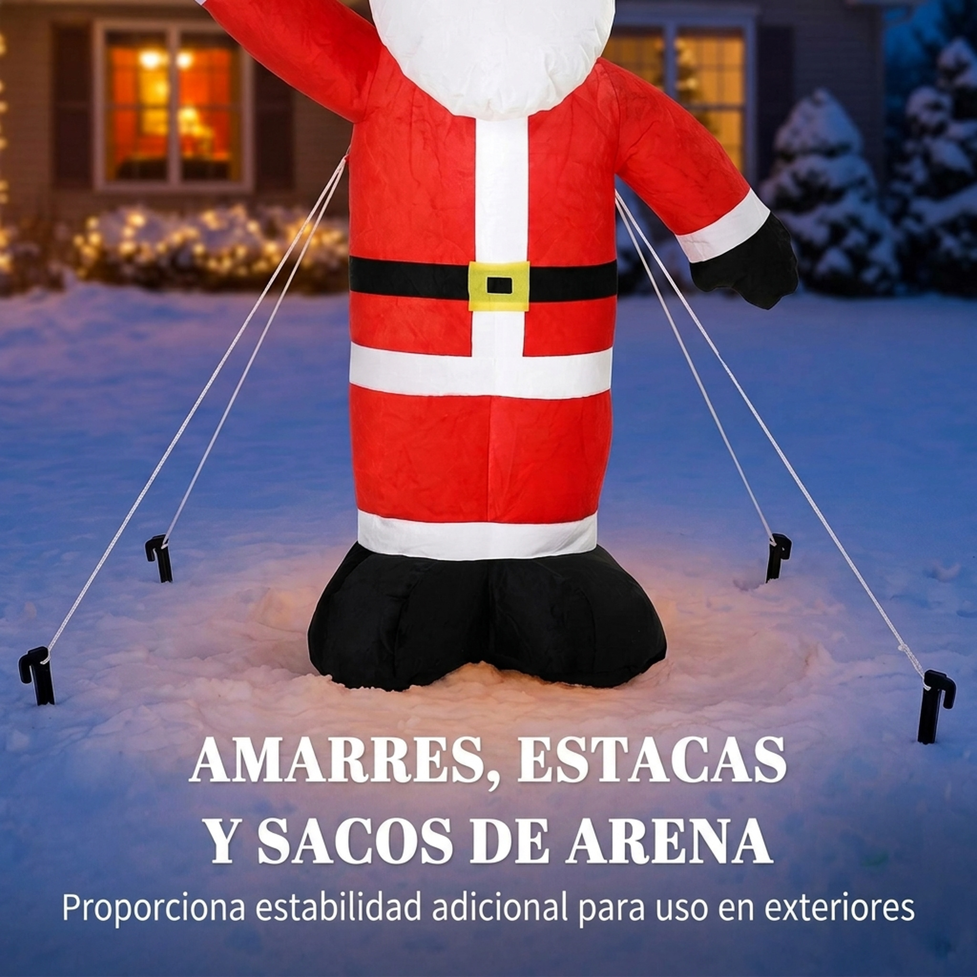 Un Papá Noel inflable asegurado con cuerdas y estacas en un jardín nevado por la noche.