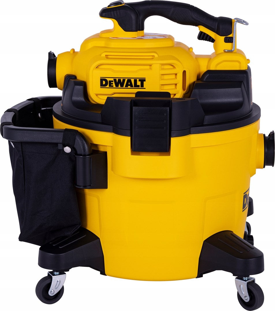 Una aspiradora en seco y húmedo DeWalt amarilla y negra con ruedas y bolsa de accesorios lateral sobre fondo blanco.