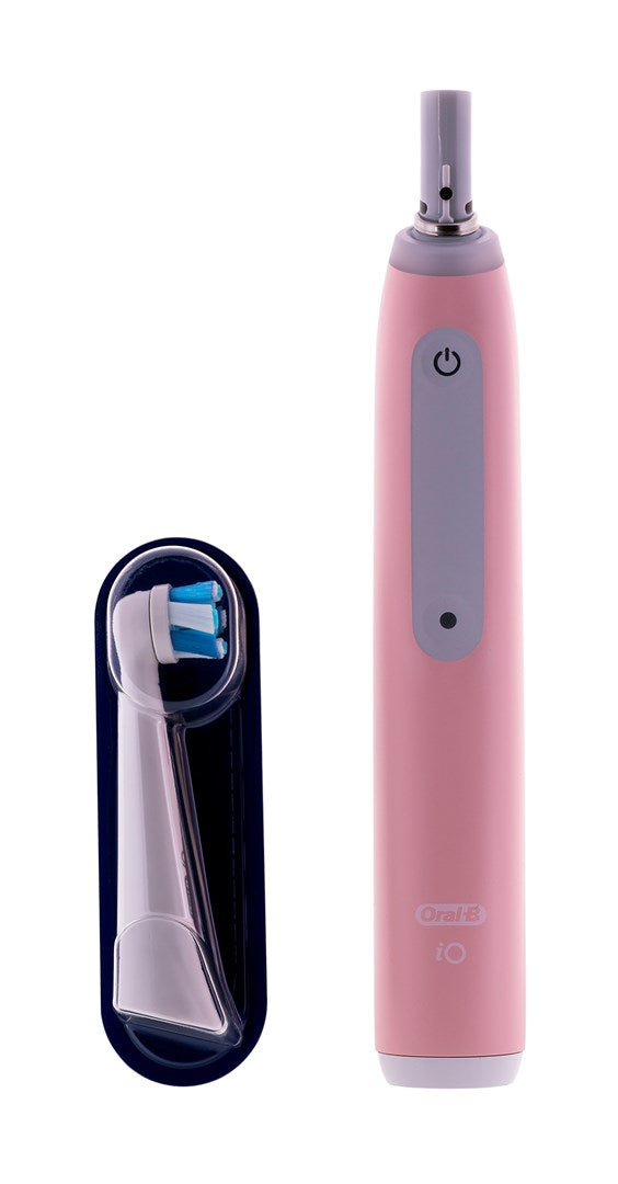 Manico per spazzolino elettrico Oral-B iO rosa e testina separata in custodia su sfondo bianco.
