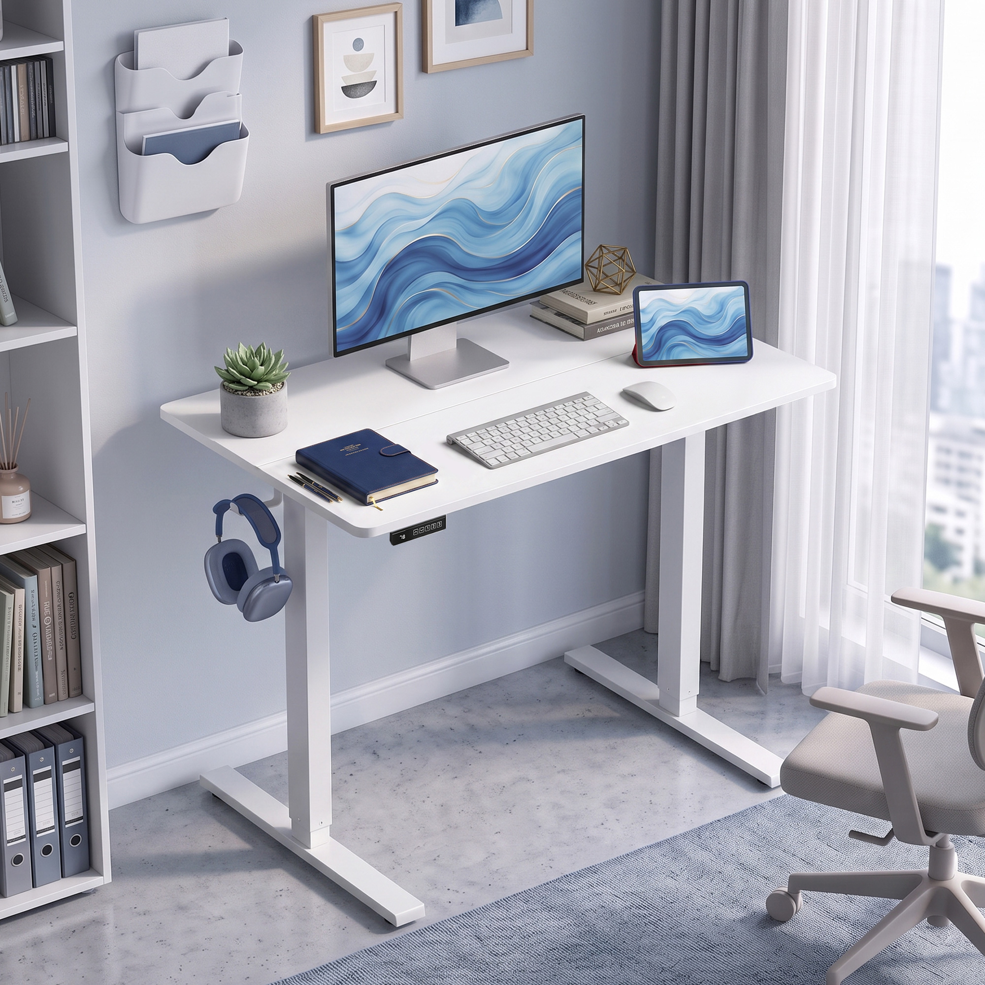 Moderno escritorio elevable blanco con monitor, teclado, tableta y auriculares en una oficina organizada.