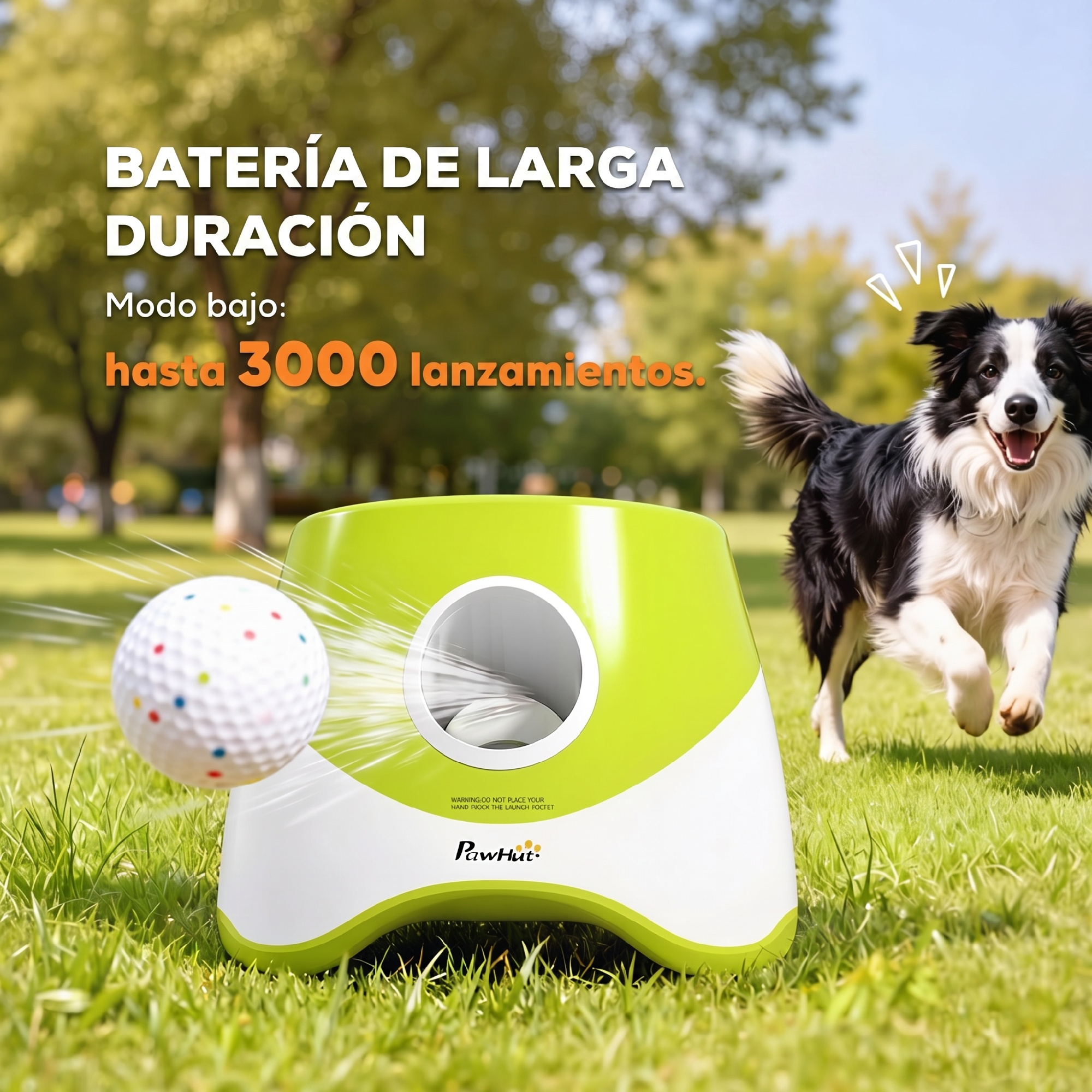 Un lanzador de bolas automático verde en el césped dispara una pelota mientras un perro feliz corre.