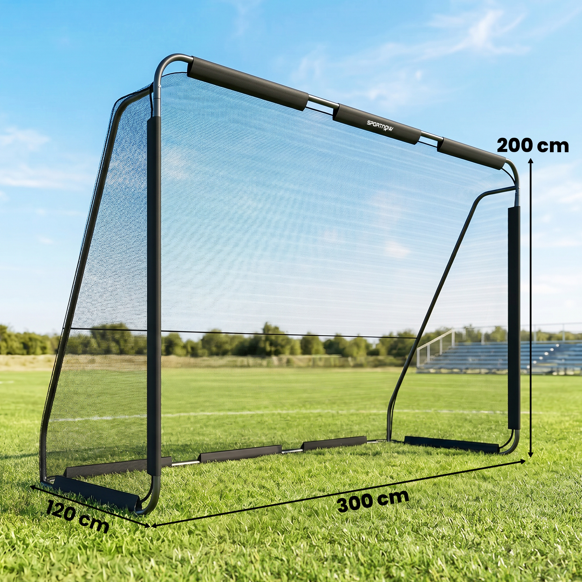 Una portería de fútbol negra en un campo de césped con medidas de 300x200x120 cm.
