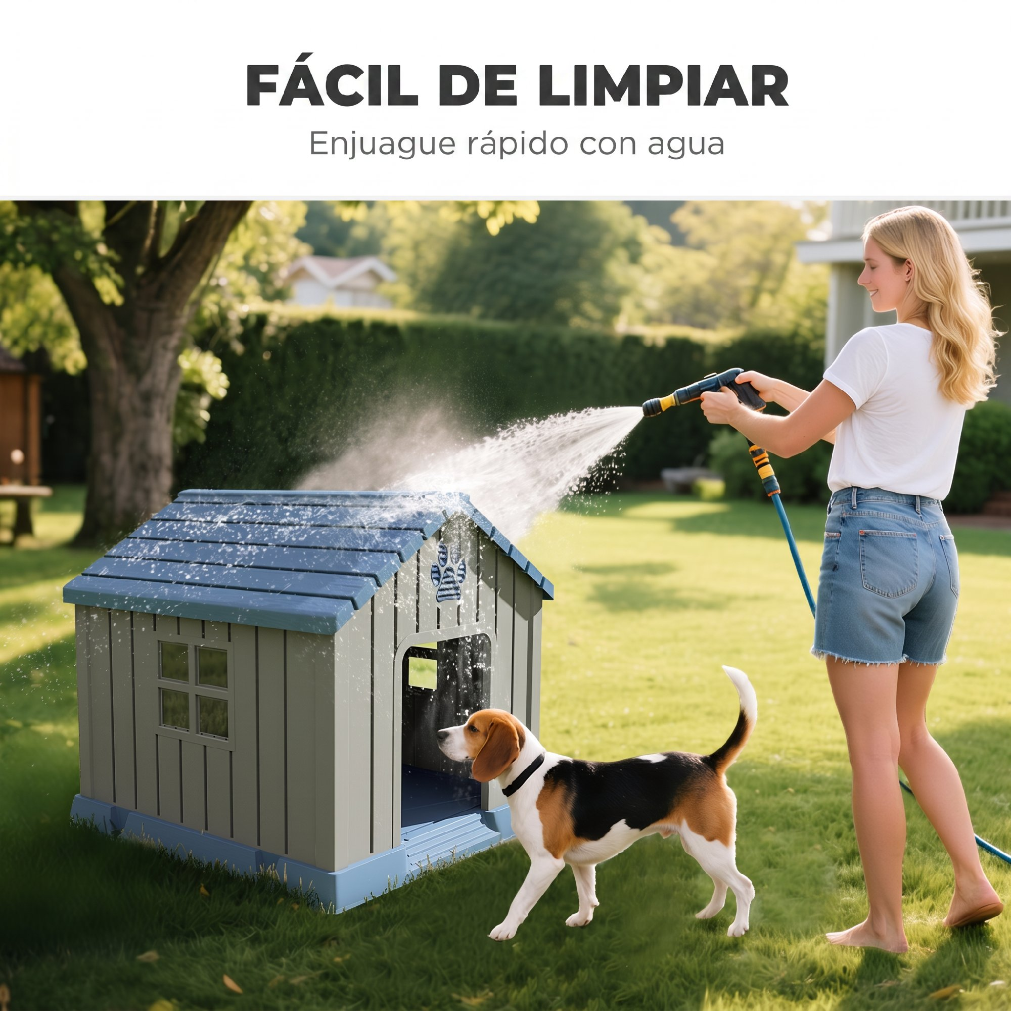 Una mujer rubia lava una caseta de perro azul con una manguera mientras un beagle está en el césped.