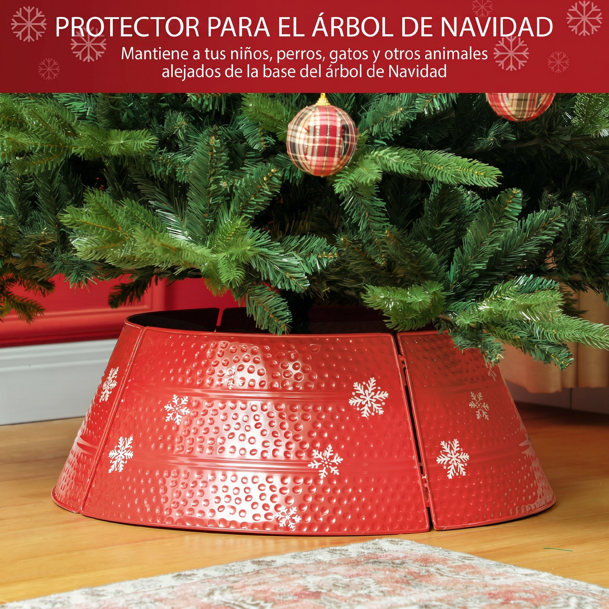 Un collar de metal rojo para árbol de navidad con copos blancos y textura rodea la base.