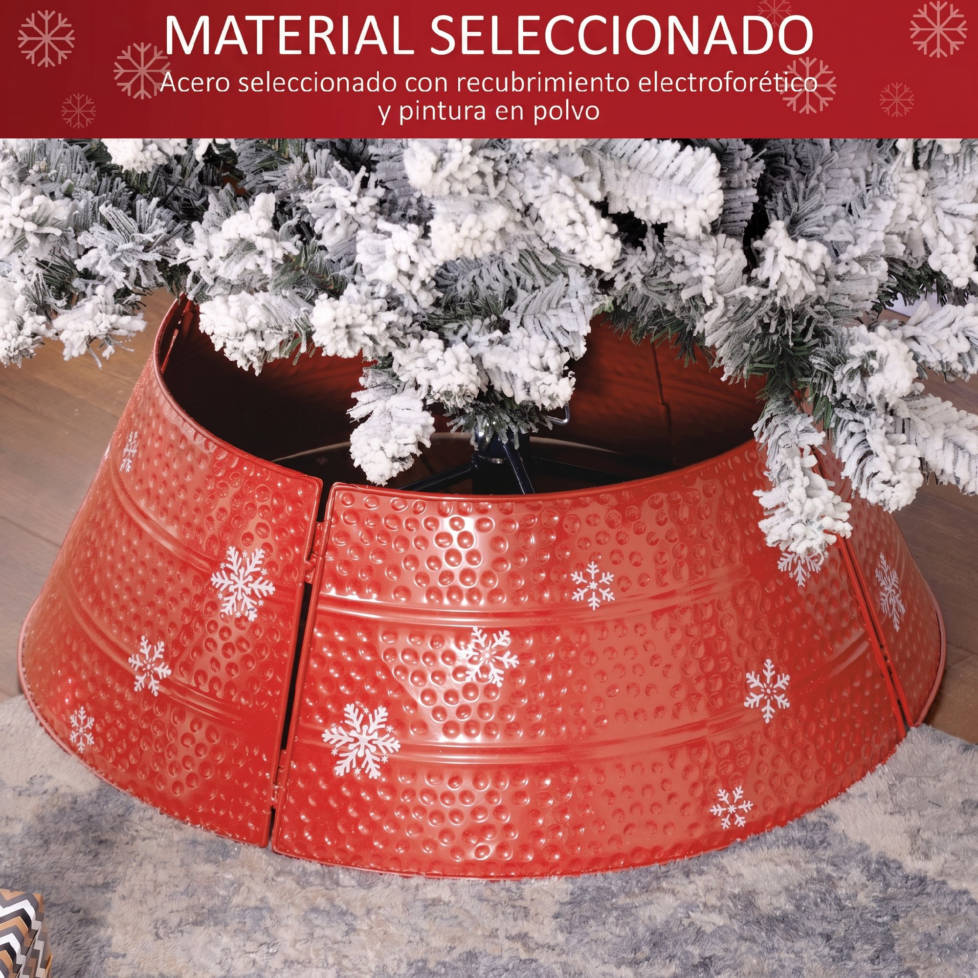 Collar rojo de metal para árbol de navidad con copos de nieve blancos, sobre una alfombra.