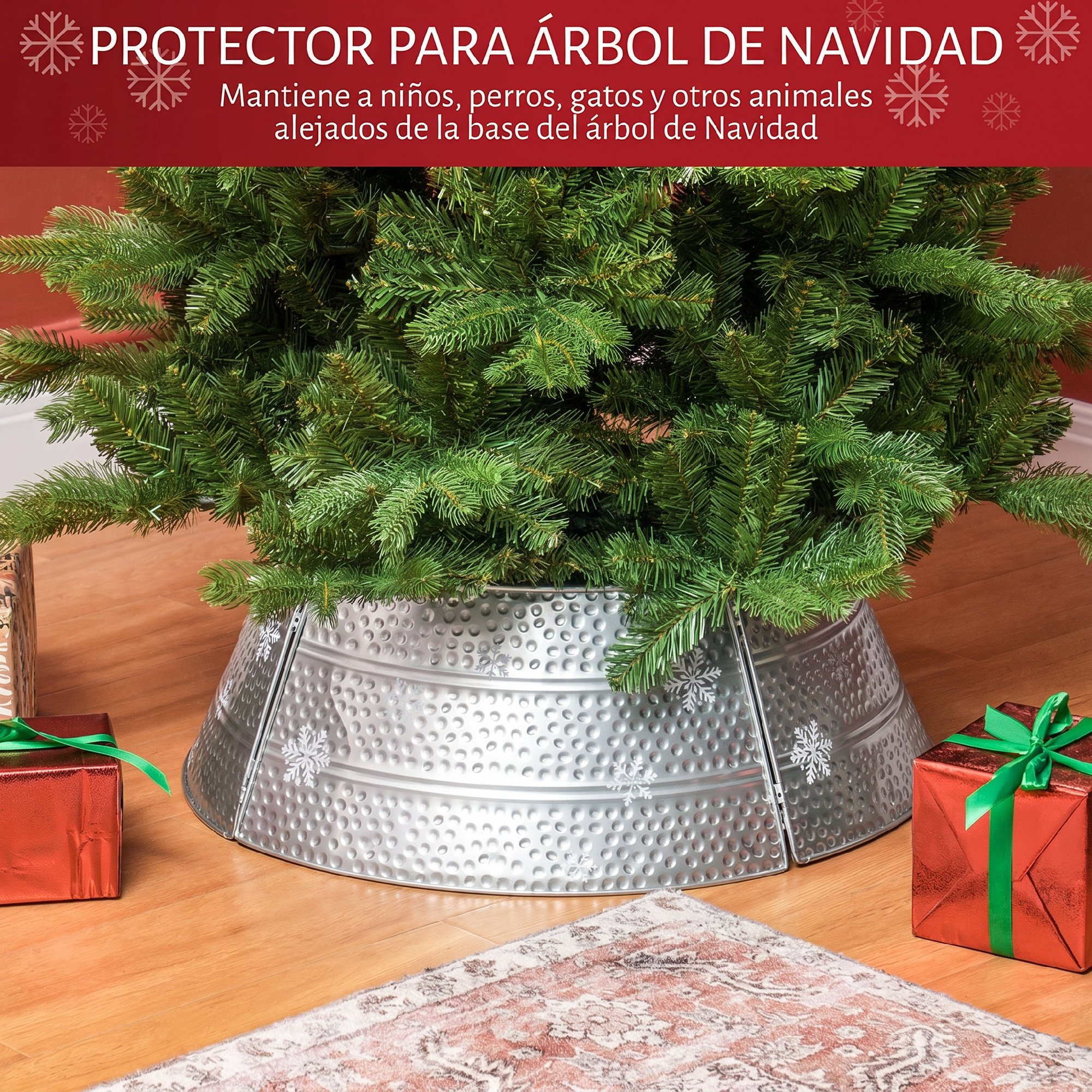 Un collar para árbol de Navidad de metal plateado martillado rodea la base de un árbol verde con regalos rojos.