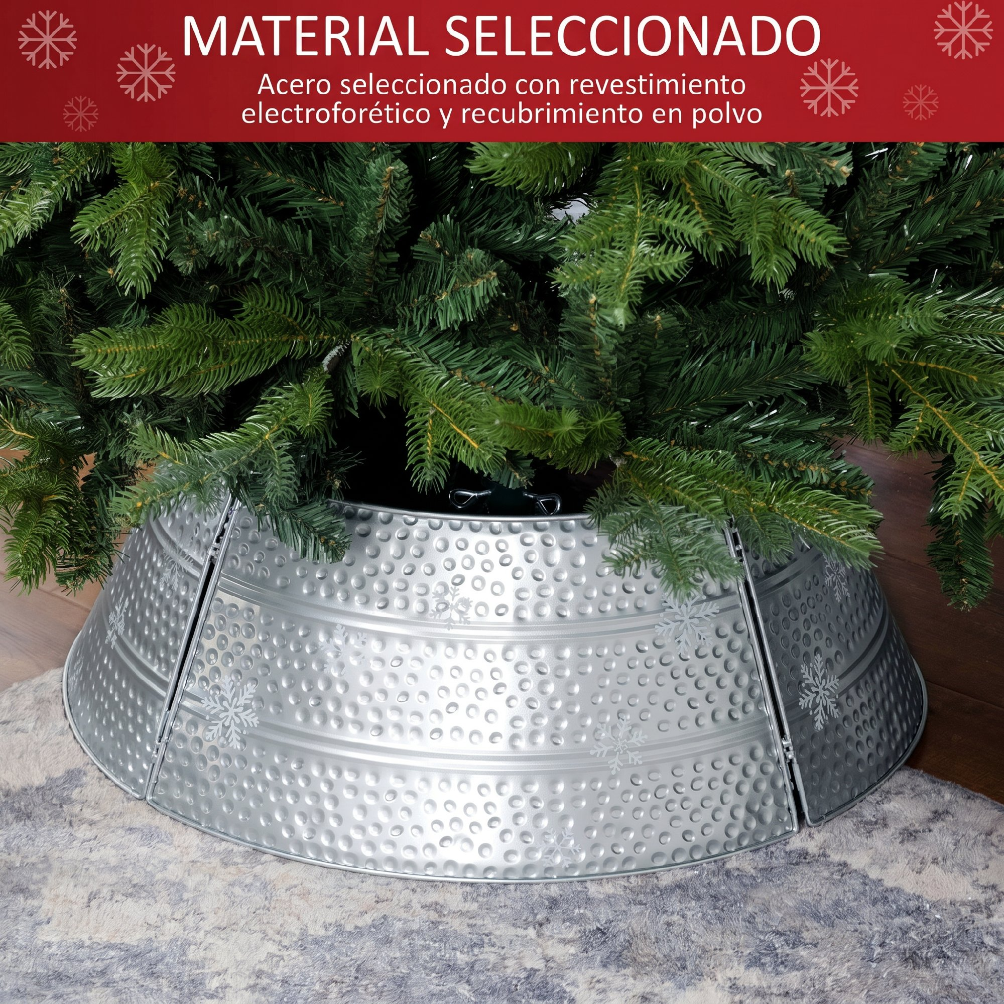 Un faldón para árbol de navidad plateado y cónico con patrones en relieve y copos de nieve bajo un árbol.