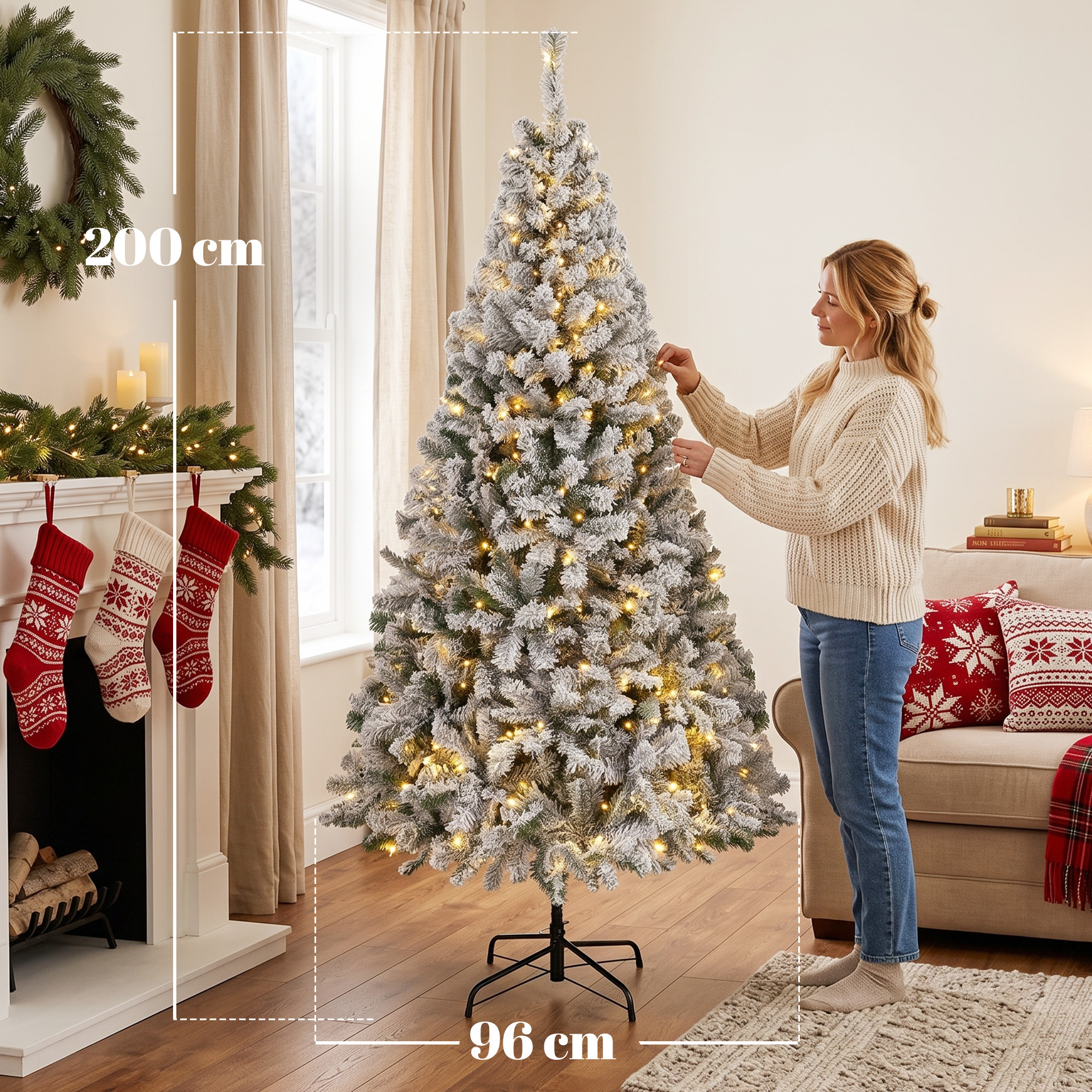 Una mujer con suéter decora un árbol de Navidad nevado en una sala de estar acogedora.