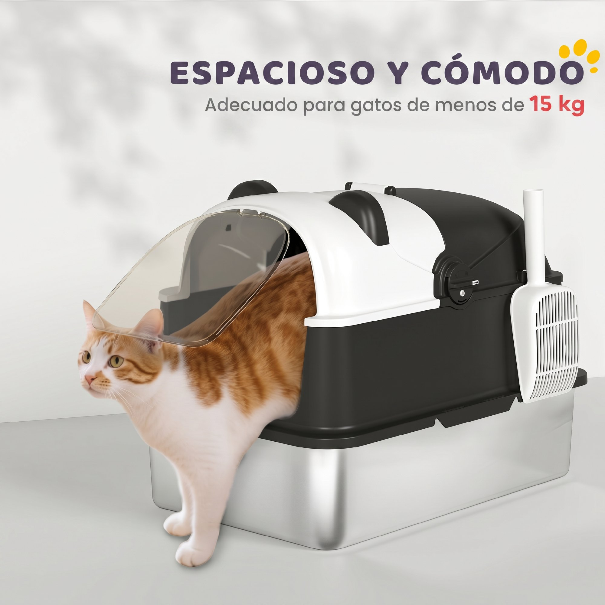 Un arenero para gatos blanco y negro con puerta transparente, un gato saliendo y una pala adjunta.