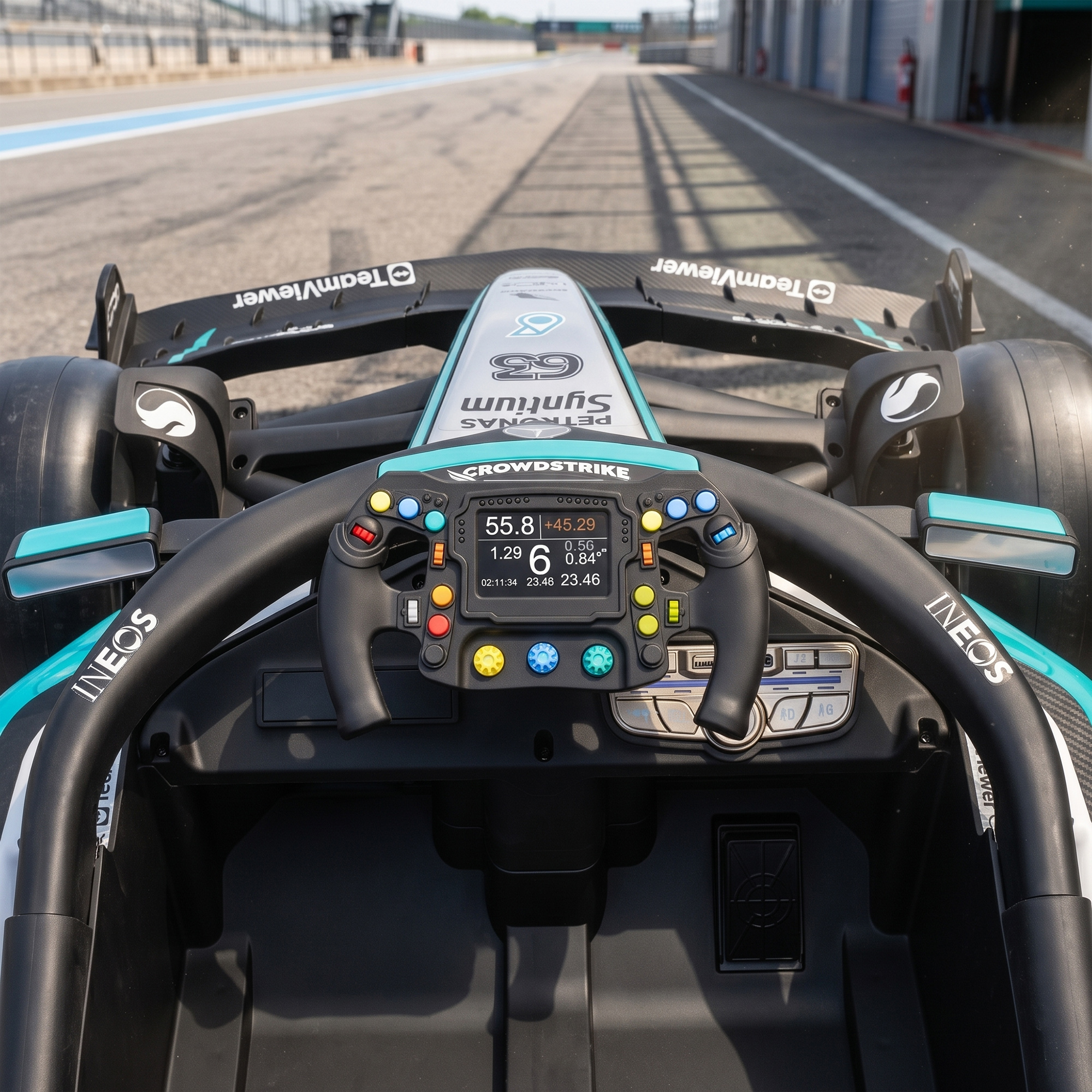 Vista de cabina de un coche de carreras de Fórmula 1 con volante y pantalla digital en una pista.