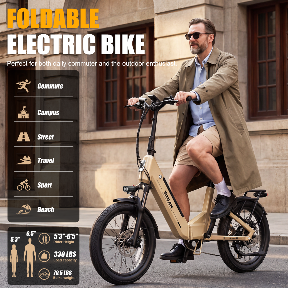 Un hombre monta en bicicleta eléctrica plegable beige por una calle con texto.