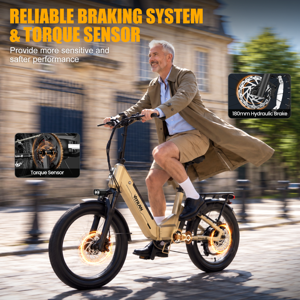 Un hombre mayor monta en bicicleta eléctrica beige en una calle soleada, mostrando su sensor de par y frenos hidráulicos.