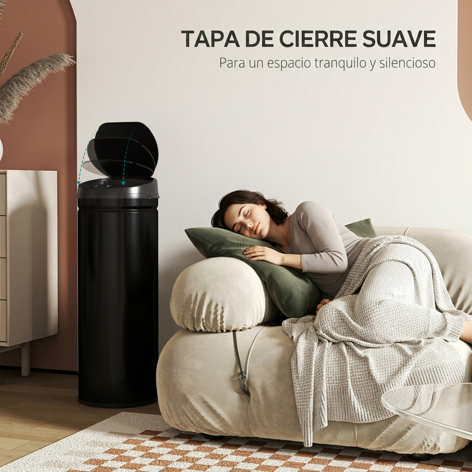 Una mujer duerme plácidamente en un sofá claro junto a un cubo de basura negro con tapa de cierre suave.