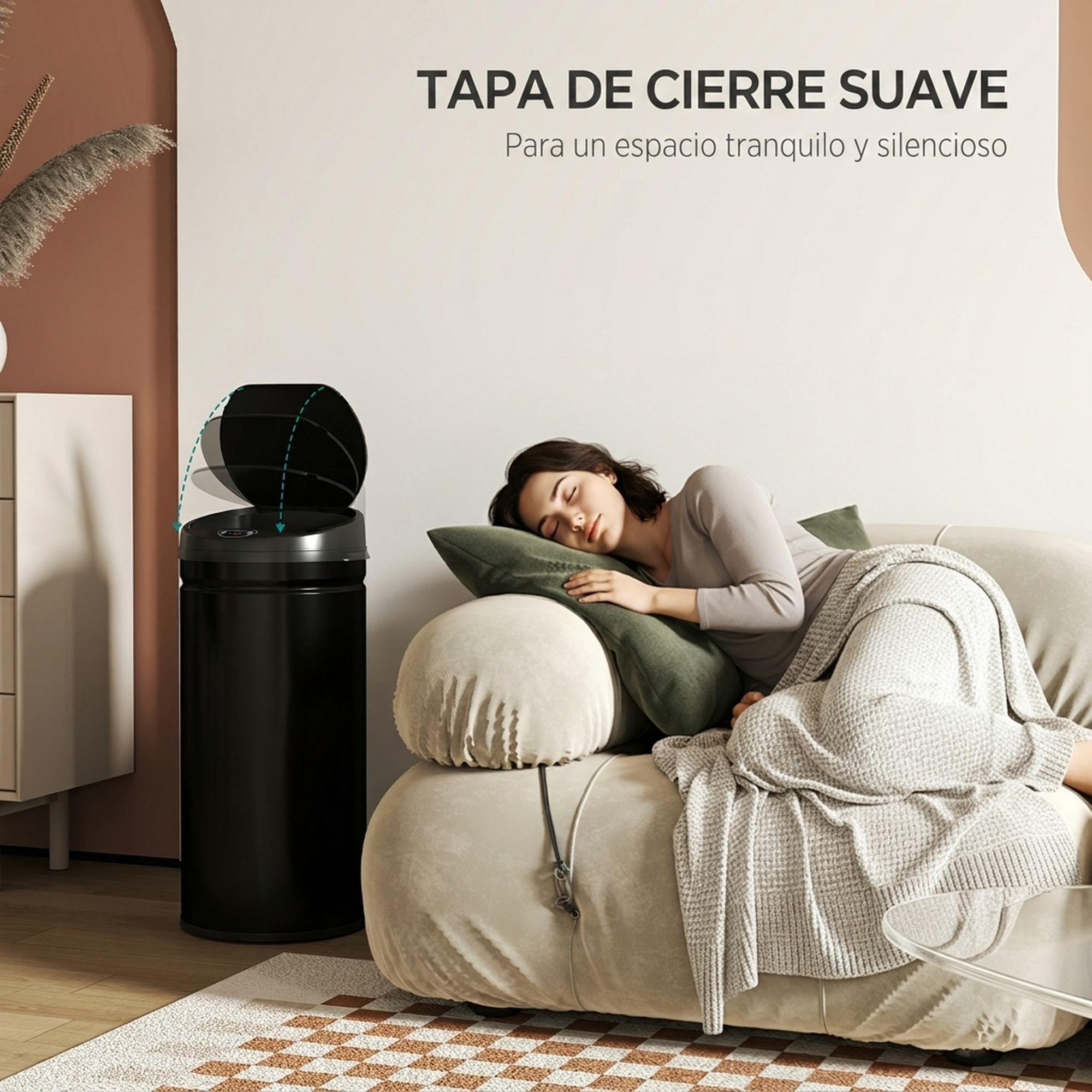 Una mujer duerme en un sofá junto a un basurero negro con tapa abierta en una habitación tranquila.