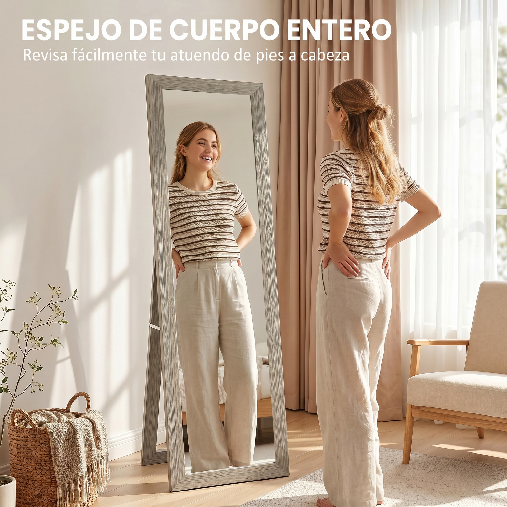 Una mujer sonriente se mira en un espejo de cuerpo entero con marco de madera clara.