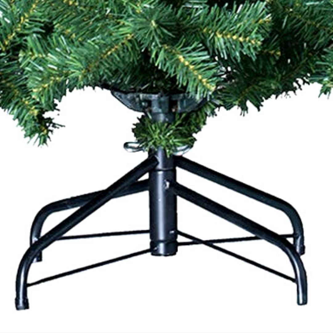 Un soporte de metal negro resistente sostiene las ramas de un árbol de Navidad artificial.
