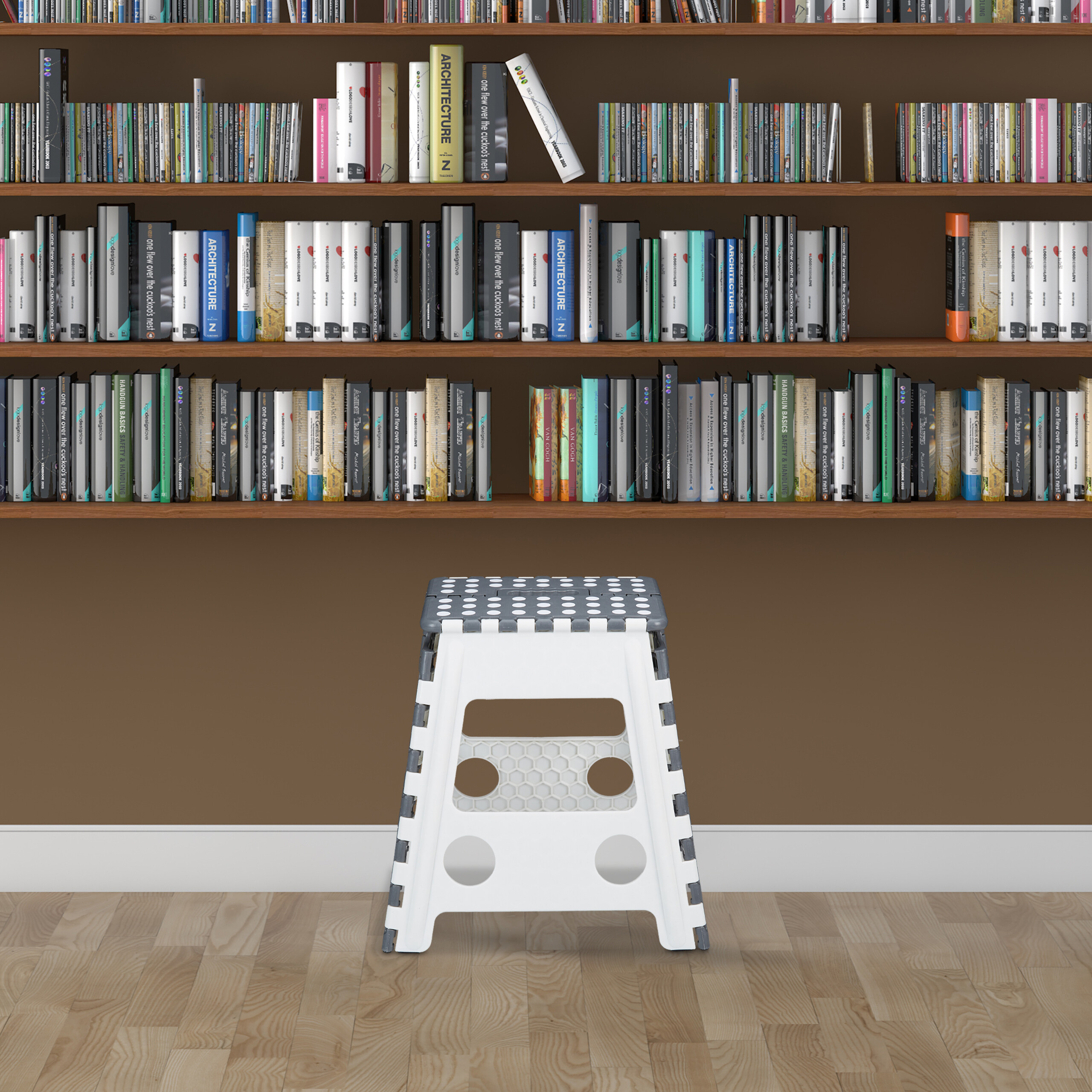Ein weißer, klappbarer Hocker steht vor einem Bücherregal auf einem Holzboden.