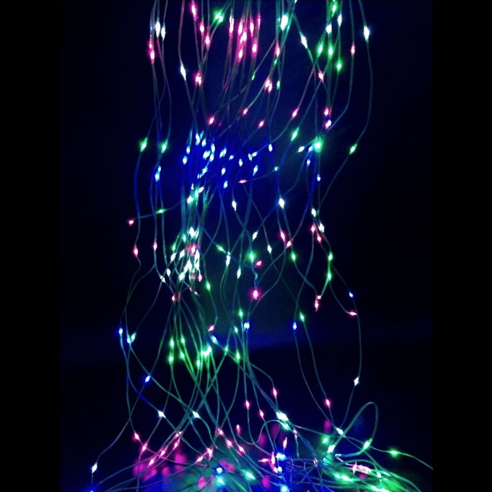 Luces de hadas brillantes y coloridas cuelgan sobre un fondo oscuro, creando una exhibición vibrante.